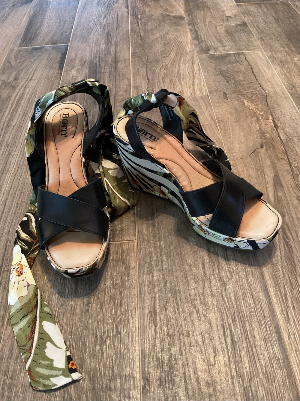 NEW Born Salton Platform Wedge Sandal Black Floral Satin Ankle Strap sz 8 - Picture 1 of 7